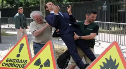 Estátua de cera de Macron é roubada por ativistas para protesto na embaixada russa em Paris