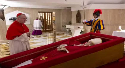 Papa Francisco fez gesto de 'tchau' para enfermeiro antes de morrer, falou 'obrigado' e não sofreu, diz Vaticano