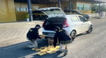 PRF intercepta veículo suspeito e descobre 20kg de cocaína no porta-malas