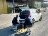 PRF intercepta veículo suspeito e descobre 20kg de cocaína no porta-malas